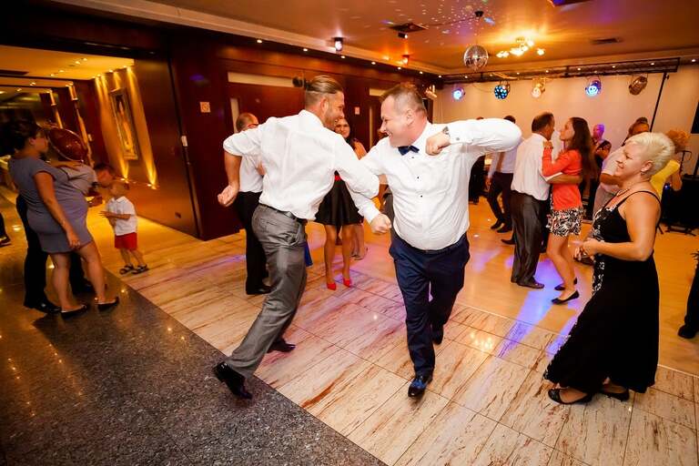 fotografia slubna slask, zdjecia slubne tychy, fotograf slubny tychy, zdjecia slubne slask, wesele aros tychy, slub w koscielew ledzinach, wesele w hotelu aros, slub slask, zdjecia slubne katowice, dwoch fotografow na slub, fotografia slubna krakow, fotografia slubna bielsko, zdjecia slubne bielsko