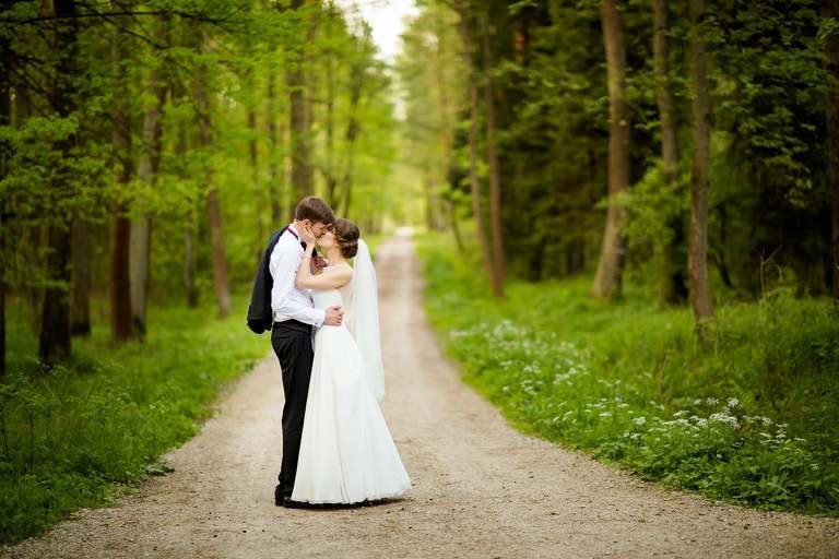 wiosenna sesja slubna, wiosenny plener slubny, sesja slubna w rzepaku, plener slubny rzepak, fotografia slubna krakow, zdjecia slubne krakow, plener slubny w lesie, www.magiaobrazu.com, fotografia slubna, romantyczna sesja slubna, fotografia ślubna, piekny plener slubny, piekna sesja slubna, fotograf ślubny Kraków, fotografowie ślubni, fotograf slask,dwóch fotografów na ślub, Anna i Jacek Bieniek, zdjęcia ślubne śląsk,