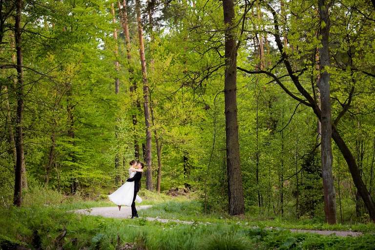 wiosenna sesja slubna, wiosenny plener slubny, sesja slubna w rzepaku, plener slubny rzepak, fotografia slubna krakow, zdjecia slubne krakow, plener slubny w lesie, www.magiaobrazu.com, fotografia slubna, romantyczna sesja slubna, fotografia ślubna, piekny plener slubny, piekna sesja slubna, fotograf ślubny Kraków, fotografowie ślubni, fotograf slask,dwóch fotografów na ślub, Anna i Jacek Bieniek, zdjęcia ślubne śląsk,