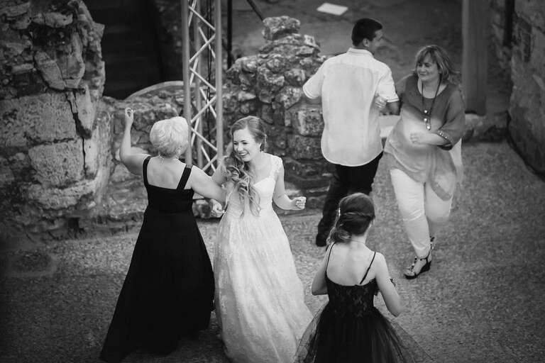 slub w ogrodziencu, wesele w ogrodziencu, wesele na zamku slask, slub na zamku, wyjatkowy slub, oryginalne miejsce na slub slask, slub ogrodzieniec, wesele ogrodzieniec, magia obrazu, ceremonia slubna w plenerze slask, slub w plenerze slask, organizacja slubu czyni cuda, zdjecia slubne bielsko, fotograf slubny bielsko, fotografia slubna cieszyn, slub plenerowy slask, najlepsza fotografia slubna slask, www.magiaobrazu.com, zdjecia slubne bielsko, fotografia slubna slask, zdjecia slubne zywiec, zdjecia slubne cieszyn, dwoch fotografow na slub, zdjecia slubne slask,