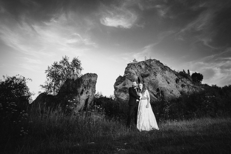 plener slubny na jurze, sesja slubna na jurze, plener slubny skalki slask, sesja slubna na skalkach slask, fotografia slubna slask, zdjecia slubne slask, fotografia slubna katowice, zdjecia slubne katowice, romantyczna sesja slubna slask, fotografia slubna czestochowa, zdjecia slubne zawiercie, zdjecia slubne bielsko, fotografia slubna bielsko, oryginalny plener slubny, oryginalna sesja slubna, sesja slubna z autem, www.magiaobrazu.com, Anna i Jacek Bieniek,