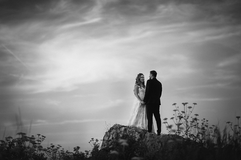 plener slubny na jurze, sesja slubna na jurze, plener slubny skalki slask, sesja slubna na skalkach slask, fotografia slubna slask, zdjecia slubne slask, fotografia slubna katowice, zdjecia slubne katowice, romantyczna sesja slubna slask, fotografia slubna czestochowa, zdjecia slubne zawiercie, zdjecia slubne bielsko, fotografia slubna bielsko, oryginalny plener slubny, oryginalna sesja slubna, sesja slubna z autem, www.magiaobrazu.com, Anna i Jacek Bieniek,