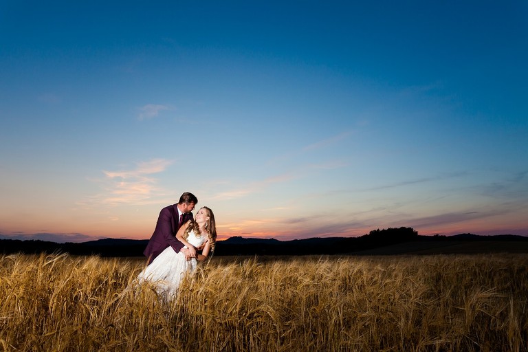 plener slubny na jurze, sesja slubna na jurze, plener slubny skalki slask, sesja slubna na skalkach slask, fotografia slubna slask, zdjecia slubne slask, fotografia slubna katowice, zdjecia slubne katowice, romantyczna sesja slubna slask, fotografia slubna czestochowa, zdjecia slubne zawiercie, zdjecia slubne bielsko, fotografia slubna bielsko, oryginalny plener slubny, oryginalna sesja slubna, sesja slubna z autem, www.magiaobrazu.com, Anna i Jacek Bieniek,