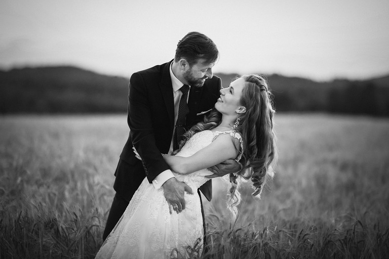 plener slubny na jurze, sesja slubna na jurze, plener slubny skalki slask, sesja slubna na skalkach slask, fotografia slubna slask, zdjecia slubne slask, fotografia slubna katowice, zdjecia slubne katowice, romantyczna sesja slubna slask, fotografia slubna czestochowa, zdjecia slubne zawiercie, zdjecia slubne bielsko, fotografia slubna bielsko, oryginalny plener slubny, oryginalna sesja slubna, sesja slubna z autem, www.magiaobrazu.com, Anna i Jacek Bieniek,