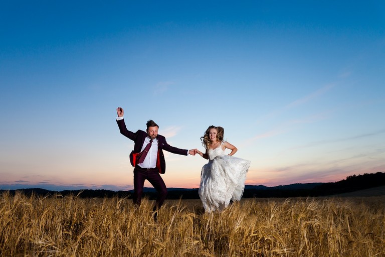 plener slubny na jurze, sesja slubna na jurze, plener slubny skalki slask, sesja slubna na skalkach slask, fotografia slubna slask, zdjecia slubne slask, fotografia slubna katowice, zdjecia slubne katowice, romantyczna sesja slubna slask, fotografia slubna czestochowa, zdjecia slubne zawiercie, zdjecia slubne bielsko, fotografia slubna bielsko, oryginalny plener slubny, oryginalna sesja slubna, sesja slubna z autem, www.magiaobrazu.com, Anna i Jacek Bieniek,