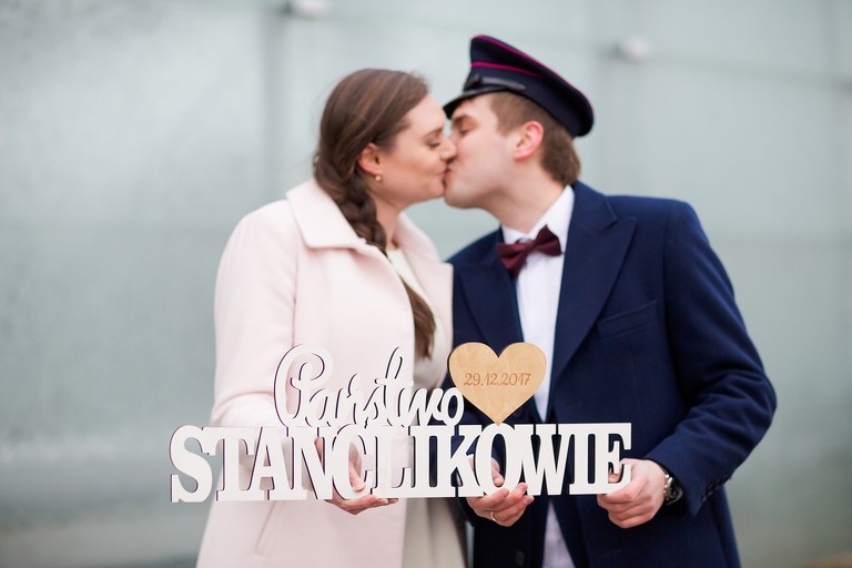 zdjecia slubne slask, zdjecia slubne bielsko, fotografia slubna bielsko, fotograf czechowice, plener slubny w katowicach, sesja slubna katowice, zimowa sesja slubna, miejsca sesja slubna, fotografia slubna slask, fotograf slubny slask, fotografia slubna katowice, zdjecia slubne katowice, fotograf slubny katowice, oryginalna sesja slubna, zimowy plener slubny, nowoczesna sesja slubna, nowoczesny plener slubny, sesja slubna w mundurze, plener slubny w mundurze, www.magiaobrazu.com, fotograf slubny bielsko, fotograf slubny slask, zdjecia slubne czechowice, Anna i Jacek Bieniek, dwoch fotografow na slub,