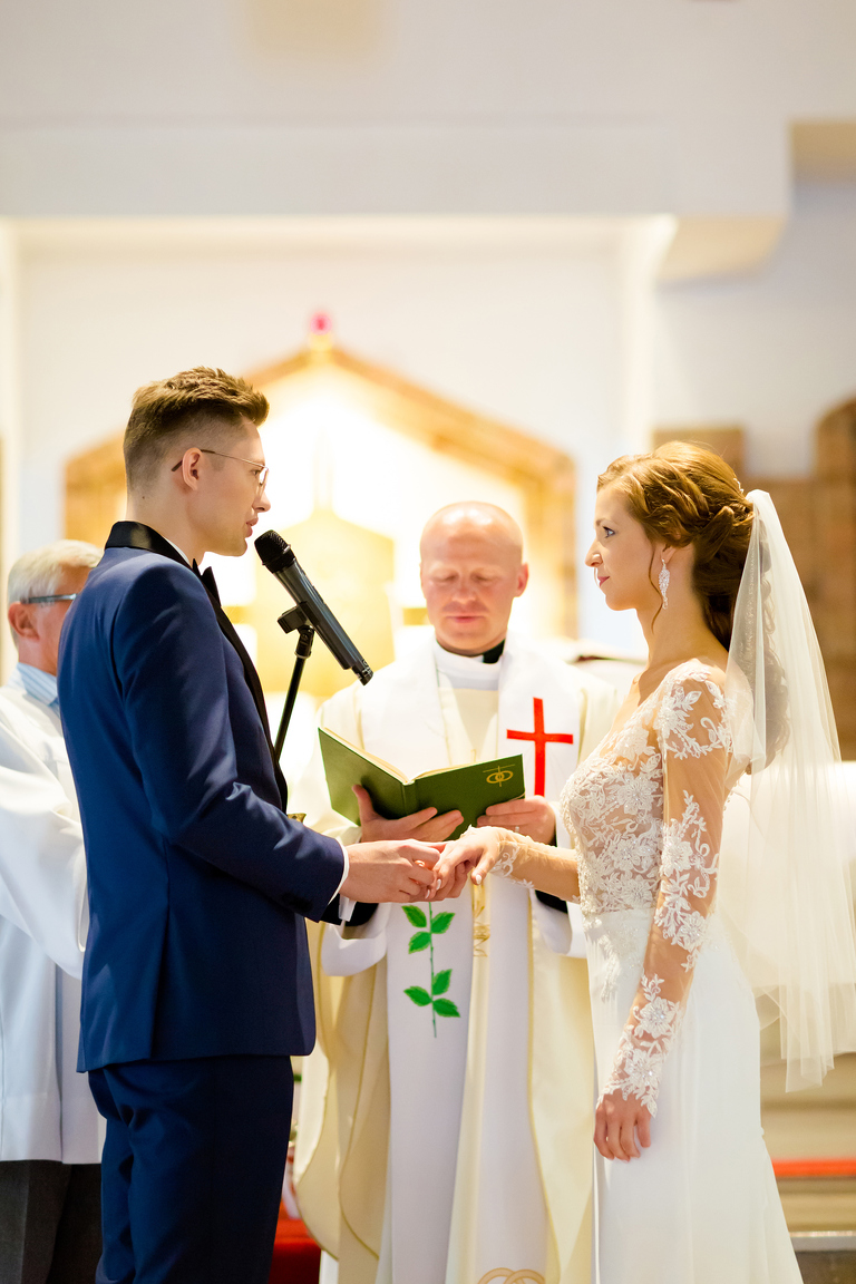 fotografia slubna slask, fotografia slubna katowice, zdjecia slubne katowice, fotograf slubny katowice, zdjecia slubne sosnowiec, fotografia slubna chorzow, zdjecia slubne bielsko, wesele shuma dabrowa gornicza, fotograf slubny bielsko, zdjecia slubne slask, wesele w shumie w dabrowie gorniczej, slub w kosciele podwyzszenia krzyza w sosnowcu, perfect moments, dwoch fotografow na slub, fotografia slubna krakow,