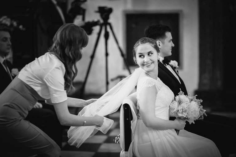 fotografia slubna, fotografia slubna krakow, zdjecia slubne krakow, fotograf slubny krakow, fotograf na wesele krakow, slub w kościele Nawiedzenia NMP w Krakowie, wesele w dworku skawinskim, wesele dworek skawinski, zdjecia slubne bielsko, fotograf slubny bielsko, www.magiaobrazu.com, zdjecia slubne bielsko, fotografia slubna slask, fotograf cieszyn, zdjecia slubne cieszyn, evil wolf studio, michal wilk filmowanie, dj magiczna noc, dj tomasz korus, pracownia florystyczna niezle kwiatki