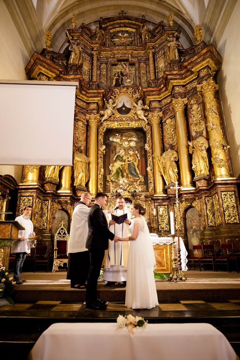 fotografia slubna, fotografia slubna krakow, zdjecia slubne krakow, fotograf slubny krakow, fotograf na wesele krakow, slub w kościele Nawiedzenia NMP w Krakowie, wesele w dworku skawinskim, wesele dworek skawinski, zdjecia slubne bielsko, fotograf slubny bielsko, www.magiaobrazu.com, zdjecia slubne bielsko, fotografia slubna slask, fotograf cieszyn, zdjecia slubne cieszyn, evil wolf studio, michal wilk filmowanie, dj magiczna noc, dj tomasz korus, pracownia florystyczna niezle kwiatki