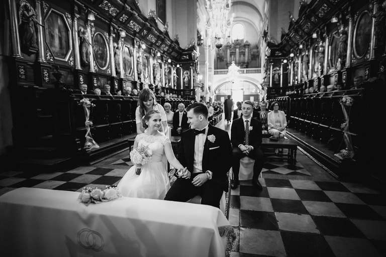 fotografia slubna, fotografia slubna krakow, zdjecia slubne krakow, fotograf slubny krakow, fotograf na wesele krakow, slub w kościele Nawiedzenia NMP w Krakowie, wesele w dworku skawinskim, wesele dworek skawinski, zdjecia slubne bielsko, fotograf slubny bielsko, www.magiaobrazu.com, zdjecia slubne bielsko, fotografia slubna slask, fotograf cieszyn, zdjecia slubne cieszyn, evil wolf studio, michal wilk filmowanie, dj magiczna noc, dj tomasz korus, pracownia florystyczna niezle kwiatki