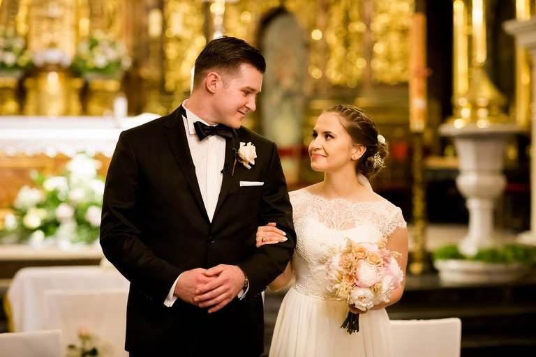 fotografia slubna, fotografia slubna krakow, zdjecia slubne krakow, fotograf slubny krakow, fotograf na wesele krakow, slub w kościele Nawiedzenia NMP w Krakowie, wesele w dworku skawinskim, wesele dworek skawinski, zdjecia slubne bielsko, fotograf slubny bielsko, www.magiaobrazu.com, zdjecia slubne bielsko, fotografia slubna slask, fotograf cieszyn, zdjecia slubne cieszyn, evil wolf studio, michal wilk filmowanie, dj magiczna noc, dj tomasz korus, pracownia florystyczna niezle kwiatki