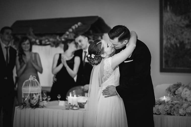 fotografia slubna, fotografia slubna krakow, zdjecia slubne krakow, fotograf slubny krakow, fotograf na wesele krakow, slub w kościele Nawiedzenia NMP w Krakowie, wesele w dworku skawinskim, wesele dworek skawinski, zdjecia slubne bielsko, fotograf slubny bielsko, www.magiaobrazu.com, zdjecia slubne bielsko, fotografia slubna slask, fotograf cieszyn, zdjecia slubne cieszyn, evil wolf studio, michal wilk filmowanie, dj magiczna noc, dj tomasz korus, pracownia florystyczna niezle kwiatki