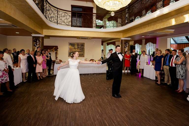 fotografia slubna, fotografia slubna krakow, zdjecia slubne krakow, fotograf slubny krakow, fotograf na wesele krakow, slub w kościele Nawiedzenia NMP w Krakowie, wesele w dworku skawinskim, wesele dworek skawinski, zdjecia slubne bielsko, fotograf slubny bielsko, www.magiaobrazu.com, zdjecia slubne bielsko, fotografia slubna slask, fotograf cieszyn, zdjecia slubne cieszyn, evil wolf studio, michal wilk filmowanie, dj magiczna noc, dj tomasz korus, pracownia florystyczna niezle kwiatki