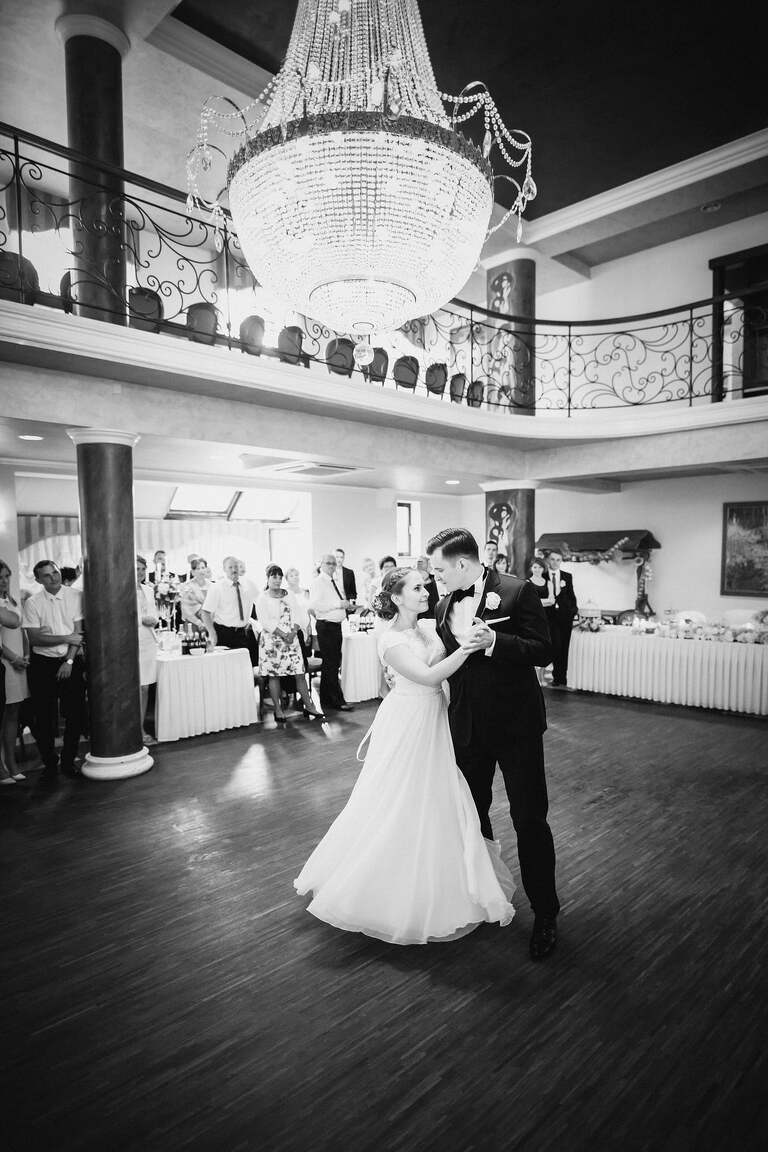 fotografia slubna, fotografia slubna krakow, zdjecia slubne krakow, fotograf slubny krakow, fotograf na wesele krakow, slub w kościele Nawiedzenia NMP w Krakowie, wesele w dworku skawinskim, wesele dworek skawinski, zdjecia slubne bielsko, fotograf slubny bielsko, www.magiaobrazu.com, zdjecia slubne bielsko, fotografia slubna slask, fotograf cieszyn, zdjecia slubne cieszyn, evil wolf studio, michal wilk filmowanie, dj magiczna noc, dj tomasz korus, pracownia florystyczna niezle kwiatki