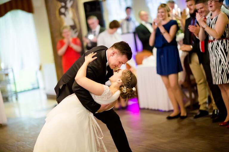 fotografia slubna, fotografia slubna krakow, zdjecia slubne krakow, fotograf slubny krakow, fotograf na wesele krakow, slub w kościele Nawiedzenia NMP w Krakowie, wesele w dworku skawinskim, wesele dworek skawinski, zdjecia slubne bielsko, fotograf slubny bielsko, www.magiaobrazu.com, zdjecia slubne bielsko, fotografia slubna slask, fotograf cieszyn, zdjecia slubne cieszyn, evil wolf studio, michal wilk filmowanie, dj magiczna noc, dj tomasz korus, pracownia florystyczna niezle kwiatki