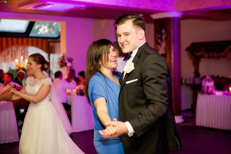 fotografia slubna, fotografia slubna krakow, zdjecia slubne krakow, fotograf slubny krakow, fotograf na wesele krakow, slub w kościele Nawiedzenia NMP w Krakowie, wesele w dworku skawinskim, wesele dworek skawinski, zdjecia slubne bielsko, fotograf slubny bielsko, www.magiaobrazu.com, zdjecia slubne bielsko, fotografia slubna slask, fotograf cieszyn, zdjecia slubne cieszyn, evil wolf studio, michal wilk filmowanie, dj magiczna noc, dj tomasz korus, pracownia florystyczna niezle kwiatki