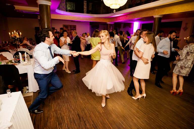 fotografia slubna, fotografia slubna krakow, zdjecia slubne krakow, fotograf slubny krakow, fotograf na wesele krakow, slub w kościele Nawiedzenia NMP w Krakowie, wesele w dworku skawinskim, wesele dworek skawinski, zdjecia slubne bielsko, fotograf slubny bielsko, www.magiaobrazu.com, zdjecia slubne bielsko, fotografia slubna slask, fotograf cieszyn, zdjecia slubne cieszyn, evil wolf studio, michal wilk filmowanie, dj magiczna noc, dj tomasz korus, pracownia florystyczna niezle kwiatki