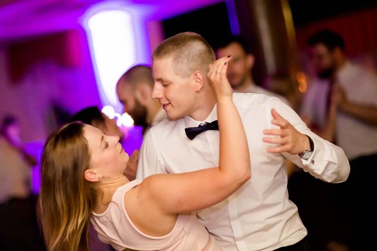 fotografia slubna, fotografia slubna krakow, zdjecia slubne krakow, fotograf slubny krakow, fotograf na wesele krakow, slub w kościele Nawiedzenia NMP w Krakowie, wesele w dworku skawinskim, wesele dworek skawinski, zdjecia slubne bielsko, fotograf slubny bielsko, www.magiaobrazu.com, zdjecia slubne bielsko, fotografia slubna slask, fotograf cieszyn, zdjecia slubne cieszyn, evil wolf studio, michal wilk filmowanie, dj magiczna noc, dj tomasz korus, pracownia florystyczna niezle kwiatki