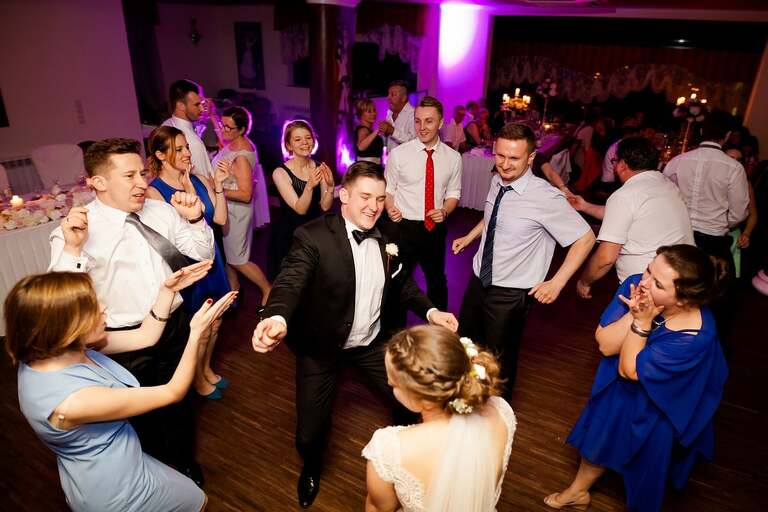 fotografia slubna, fotografia slubna krakow, zdjecia slubne krakow, fotograf slubny krakow, fotograf na wesele krakow, slub w kościele Nawiedzenia NMP w Krakowie, wesele w dworku skawinskim, wesele dworek skawinski, zdjecia slubne bielsko, fotograf slubny bielsko, www.magiaobrazu.com, zdjecia slubne bielsko, fotografia slubna slask, fotograf cieszyn, zdjecia slubne cieszyn, evil wolf studio, michal wilk filmowanie, dj magiczna noc, dj tomasz korus, pracownia florystyczna niezle kwiatki