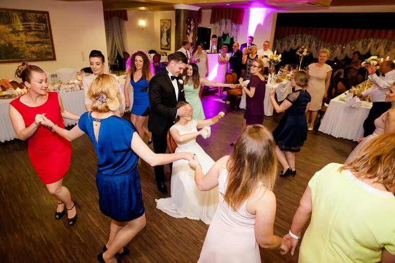 fotografia slubna, fotografia slubna krakow, zdjecia slubne krakow, fotograf slubny krakow, fotograf na wesele krakow, slub w kościele Nawiedzenia NMP w Krakowie, wesele w dworku skawinskim, wesele dworek skawinski, zdjecia slubne bielsko, fotograf slubny bielsko, www.magiaobrazu.com, zdjecia slubne bielsko, fotografia slubna slask, fotograf cieszyn, zdjecia slubne cieszyn, evil wolf studio, michal wilk filmowanie, dj magiczna noc, dj tomasz korus, pracownia florystyczna niezle kwiatki