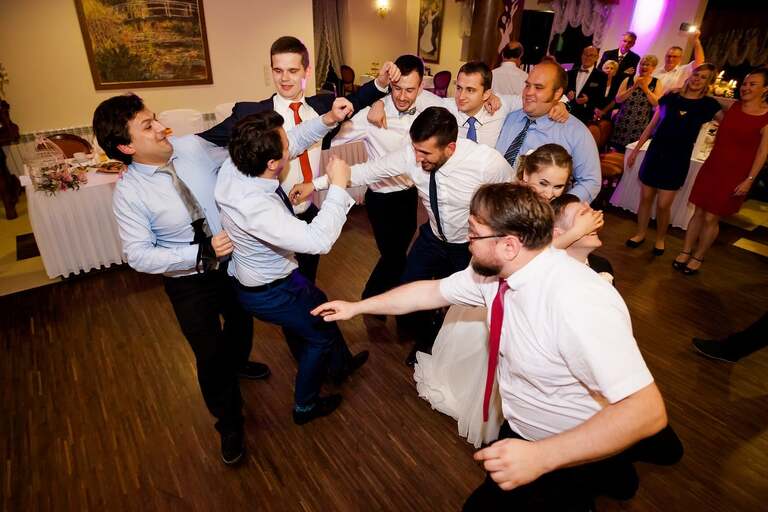 fotografia slubna, fotografia slubna krakow, zdjecia slubne krakow, fotograf slubny krakow, fotograf na wesele krakow, slub w kościele Nawiedzenia NMP w Krakowie, wesele w dworku skawinskim, wesele dworek skawinski, zdjecia slubne bielsko, fotograf slubny bielsko, www.magiaobrazu.com, zdjecia slubne bielsko, fotografia slubna slask, fotograf cieszyn, zdjecia slubne cieszyn, evil wolf studio, michal wilk filmowanie, dj magiczna noc, dj tomasz korus, pracownia florystyczna niezle kwiatki