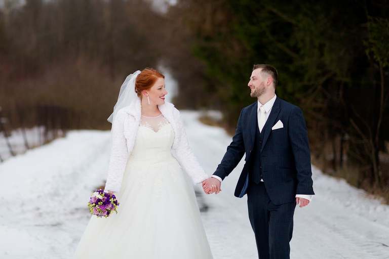 zimowy slub, zimowy plener slubny, zimowa sesja slubna, fotografia slubna skoczow, zdjecia slubne zywiec, fotografia slubna, zdjecia slubne bielsko, fotograf slubny bielsko, www.magiaobrazu.com, zdjecia slubne bielsko, fotografia slubna slask, zdjecia slubne zywiec, zdjecia slubne cieszyn, dwoch fotografow na slub, zdjecia slubne slask,