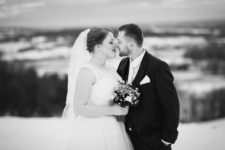 zimowy slub, zimowy plener slubny, zimowa sesja slubna, fotografia slubna skoczow, zdjecia slubne zywiec, fotografia slubna, zdjecia slubne bielsko, fotograf slubny bielsko, www.magiaobrazu.com, zdjecia slubne bielsko, fotografia slubna slask, zdjecia slubne zywiec, zdjecia slubne cieszyn, dwoch fotografow na slub, zdjecia slubne slask,