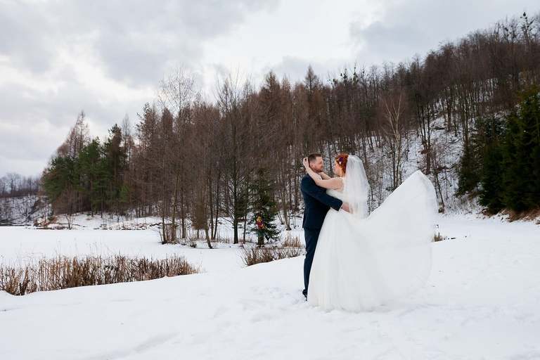 zimowy slub, zimowy plener slubny, zimowa sesja slubna, fotografia slubna skoczow, zdjecia slubne zywiec, fotografia slubna, zdjecia slubne bielsko, fotograf slubny bielsko, www.magiaobrazu.com, zdjecia slubne bielsko, fotografia slubna slask, zdjecia slubne zywiec, zdjecia slubne cieszyn, dwoch fotografow na slub, zdjecia slubne slask,