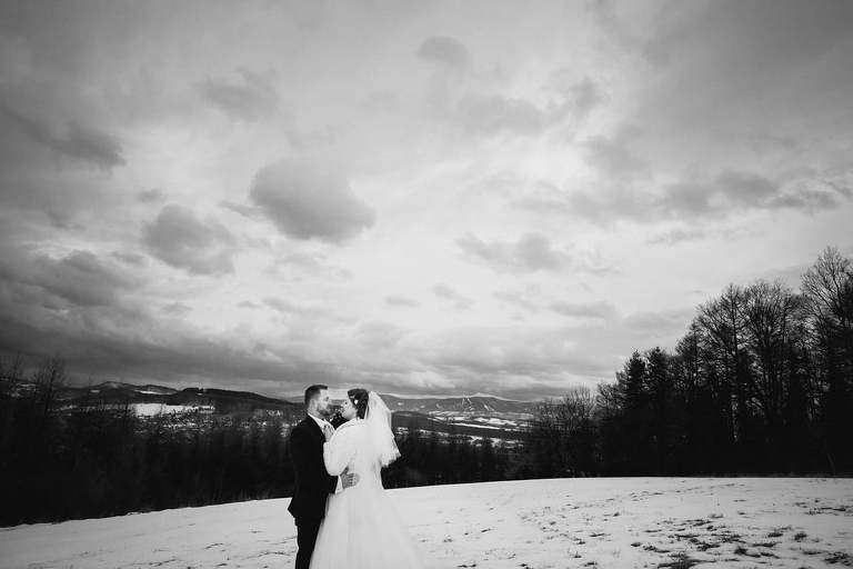 zimowy slub, zimowy plener slubny, zimowa sesja slubna, fotografia slubna skoczow, zdjecia slubne zywiec, fotografia slubna, zdjecia slubne bielsko, fotograf slubny bielsko, www.magiaobrazu.com, zdjecia slubne bielsko, fotografia slubna slask, zdjecia slubne zywiec, zdjecia slubne cieszyn, dwoch fotografow na slub, zdjecia slubne slask,
