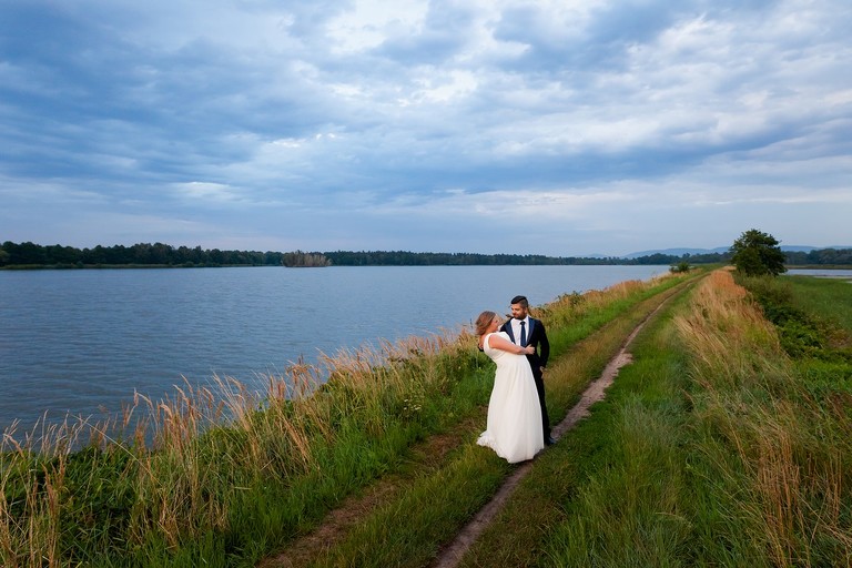 zdjecia slubne zywiec, romantyczny plener slubny, fotograf slubny bielsko, plener slubny w lesie slask, sesja slubna w lesie slask, plener slubny las slask, sesja slubna nad jeziorem slask, fotografia slubna slask, zdjecia slubne slask, fotografia slubna katowice, zdjecia slubne katowice, romantyczna sesja slubna slask, zdjecia slubne bielsko, fotografia slubna bielsko, oryginalny plener slubny, oryginalna sesja slubna, www.magiaobrazu.com, Anna i Jacek Bieniek,