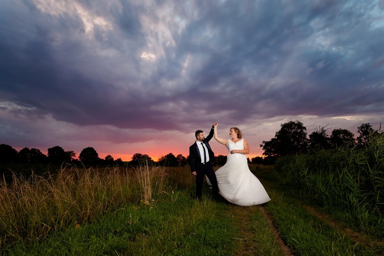 zdjecia slubne zywiec, romantyczny plener slubny, fotograf slubny bielsko, plener slubny w lesie slask, sesja slubna w lesie slask, plener slubny las slask, sesja slubna nad jeziorem slask, fotografia slubna slask, zdjecia slubne slask, fotografia slubna katowice, zdjecia slubne katowice, romantyczna sesja slubna slask, zdjecia slubne bielsko, fotografia slubna bielsko, oryginalny plener slubny, oryginalna sesja slubna, www.magiaobrazu.com, Anna i Jacek Bieniek,