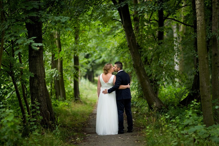 zdjecia slubne zywiec, romantyczny plener slubny, fotograf slubny bielsko, plener slubny w lesie slask, sesja slubna w lesie slask, plener slubny las slask, sesja slubna nad jeziorem slask, fotografia slubna slask, zdjecia slubne slask, fotografia slubna katowice, zdjecia slubne katowice, romantyczna sesja slubna slask, zdjecia slubne bielsko, fotografia slubna bielsko, oryginalny plener slubny, oryginalna sesja slubna, www.magiaobrazu.com, Anna i Jacek Bieniek,