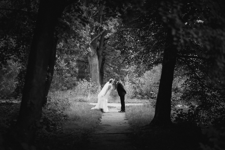 zdjecia slubne zywiec, romantyczny plener slubny, fotograf slubny bielsko, plener slubny w lesie slask, sesja slubna w lesie slask, plener slubny las slask, sesja slubna nad jeziorem slask, fotografia slubna slask, zdjecia slubne slask, fotografia slubna katowice, zdjecia slubne katowice, romantyczna sesja slubna slask, zdjecia slubne bielsko, fotografia slubna bielsko, oryginalny plener slubny, oryginalna sesja slubna, www.magiaobrazu.com, Anna i Jacek Bieniek,