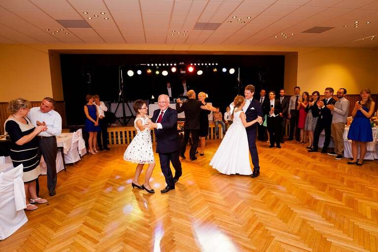 zdjecia slubne bielsko, fotografia slubna bielsko, jesienny plener slubny, jesienna sesja slubna, fotografia slubna zywiec, zdjecia slubne zywiec, slub w kosciele w halcnowie, slub kosciol halcnow bielsko, wesele w dankowicach, osp dankowice, fotografia slubna slask, fotografia slubna katowice, zdjecia slubne katowice, fotograf slubny katowice, zdjecia slubne bielsko, fotograf slubny bielsko, zdjecia slubne slask, dwoch fotografow na slub, fotografia slubna krakow,