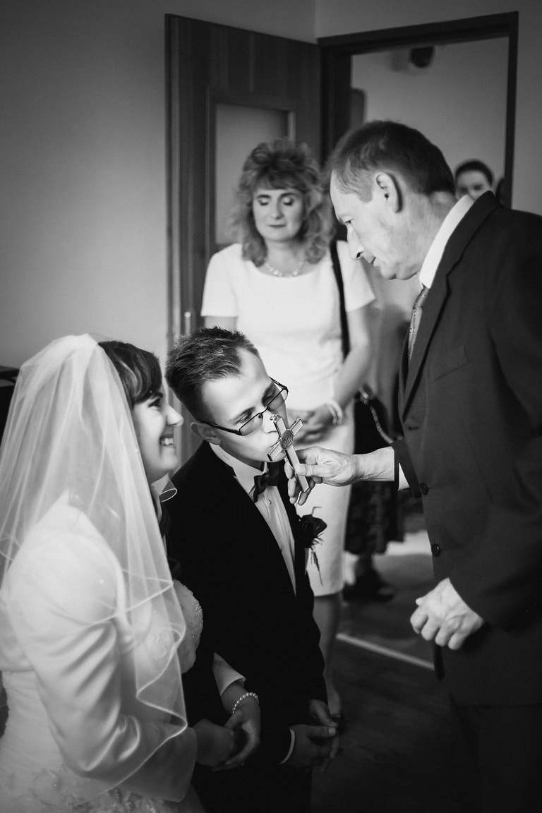 fotografia slubna slask, slub w kościele swietej Barbary w Czechowicach, sesja slubna w lesie, plener slubny w lesie, fotografia slubna katowice, zdjecia slubne katowice, fotograf slubny katowice, zdjecia slubne bielsko, fotograf slubny bielsko, zdjecia slubne slask, dwoch fotografow na slub, fotografia slubna krakow,