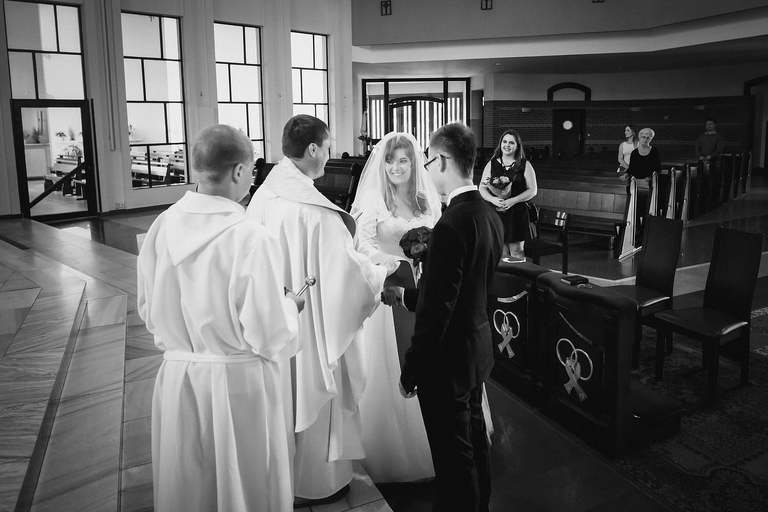 fotografia slubna slask, slub w kościele swietej Barbary w Czechowicach, sesja slubna w lesie, plener slubny w lesie, fotografia slubna katowice, zdjecia slubne katowice, fotograf slubny katowice, zdjecia slubne bielsko, fotograf slubny bielsko, zdjecia slubne slask, dwoch fotografow na slub, fotografia slubna krakow,