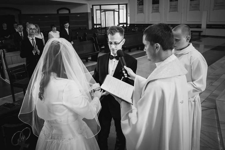 fotografia slubna slask, slub w kościele swietej Barbary w Czechowicach, sesja slubna w lesie, plener slubny w lesie, fotografia slubna katowice, zdjecia slubne katowice, fotograf slubny katowice, zdjecia slubne bielsko, fotograf slubny bielsko, zdjecia slubne slask, dwoch fotografow na slub, fotografia slubna krakow,