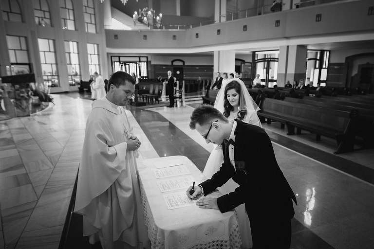 fotografia slubna slask, slub w kościele swietej Barbary w Czechowicach, sesja slubna w lesie, plener slubny w lesie, fotografia slubna katowice, zdjecia slubne katowice, fotograf slubny katowice, zdjecia slubne bielsko, fotograf slubny bielsko, zdjecia slubne slask, dwoch fotografow na slub, fotografia slubna krakow,