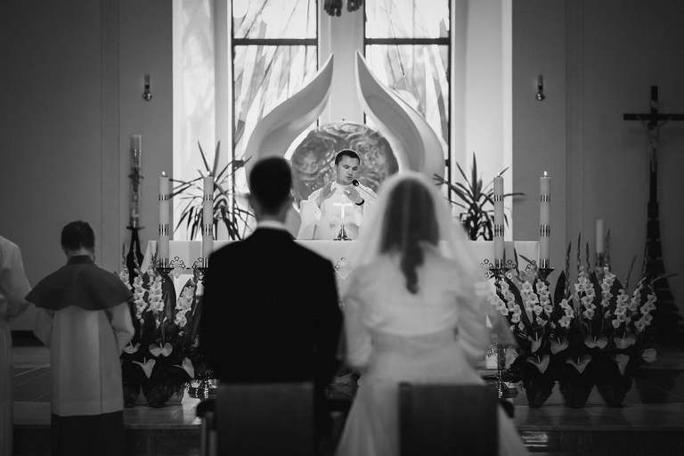 fotografia slubna slask, slub w kościele swietej Barbary w Czechowicach, sesja slubna w lesie, plener slubny w lesie, fotografia slubna katowice, zdjecia slubne katowice, fotograf slubny katowice, zdjecia slubne bielsko, fotograf slubny bielsko, zdjecia slubne slask, dwoch fotografow na slub, fotografia slubna krakow,