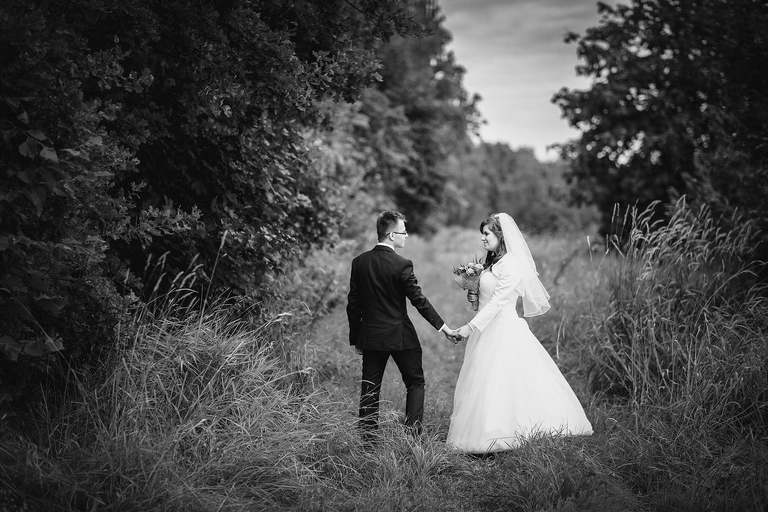 fotografia slubna slask, slub w kościele swietej Barbary w Czechowicach, sesja slubna w lesie, plener slubny w lesie, fotografia slubna katowice, zdjecia slubne katowice, fotograf slubny katowice, zdjecia slubne bielsko, fotograf slubny bielsko, zdjecia slubne slask, dwoch fotografow na slub, fotografia slubna krakow,