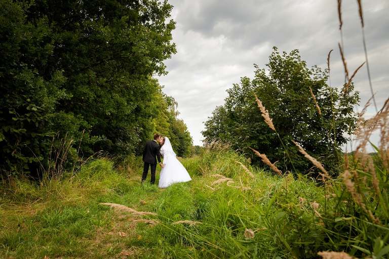 fotografia slubna slask, slub w kościele swietej Barbary w Czechowicach, sesja slubna w lesie, plener slubny w lesie, fotografia slubna katowice, zdjecia slubne katowice, fotograf slubny katowice, zdjecia slubne bielsko, fotograf slubny bielsko, zdjecia slubne slask, dwoch fotografow na slub, fotografia slubna krakow,