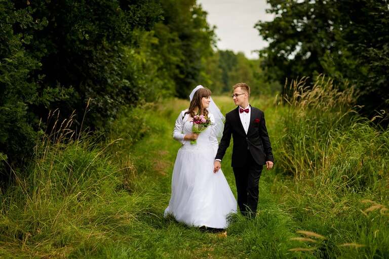 fotografia slubna slask, slub w kościele swietej Barbary w Czechowicach, sesja slubna w lesie, plener slubny w lesie, fotografia slubna katowice, zdjecia slubne katowice, fotograf slubny katowice, zdjecia slubne bielsko, fotograf slubny bielsko, zdjecia slubne slask, dwoch fotografow na slub, fotografia slubna krakow,