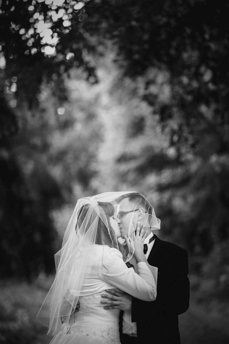 fotografia slubna slask, slub w kościele swietej Barbary w Czechowicach, sesja slubna w lesie, plener slubny w lesie, fotografia slubna katowice, zdjecia slubne katowice, fotograf slubny katowice, zdjecia slubne bielsko, fotograf slubny bielsko, zdjecia slubne slask, dwoch fotografow na slub, fotografia slubna krakow,