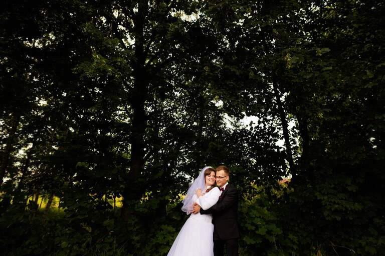 fotografia slubna slask, slub w kościele swietej Barbary w Czechowicach, sesja slubna w lesie, plener slubny w lesie, fotografia slubna katowice, zdjecia slubne katowice, fotograf slubny katowice, zdjecia slubne bielsko, fotograf slubny bielsko, zdjecia slubne slask, dwoch fotografow na slub, fotografia slubna krakow,