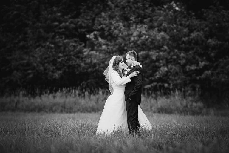 fotografia slubna slask, slub w kościele swietej Barbary w Czechowicach, sesja slubna w lesie, plener slubny w lesie, fotografia slubna katowice, zdjecia slubne katowice, fotograf slubny katowice, zdjecia slubne bielsko, fotograf slubny bielsko, zdjecia slubne slask, dwoch fotografow na slub, fotografia slubna krakow,