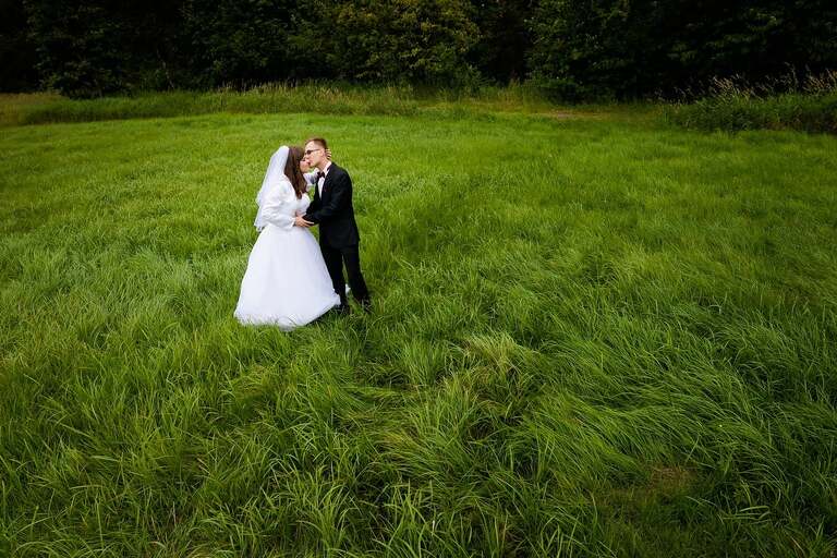 fotografia slubna slask, slub w kościele swietej Barbary w Czechowicach, sesja slubna w lesie, plener slubny w lesie, fotografia slubna katowice, zdjecia slubne katowice, fotograf slubny katowice, zdjecia slubne bielsko, fotograf slubny bielsko, zdjecia slubne slask, dwoch fotografow na slub, fotografia slubna krakow,