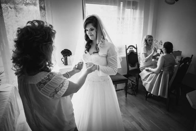 fotografia slubna slask, slub w kościele swietej Barbary w Czechowicach, sesja slubna w lesie, plener slubny w lesie, fotografia slubna katowice, zdjecia slubne katowice, fotograf slubny katowice, zdjecia slubne bielsko, fotograf slubny bielsko, zdjecia slubne slask, dwoch fotografow na slub, fotografia slubna krakow,