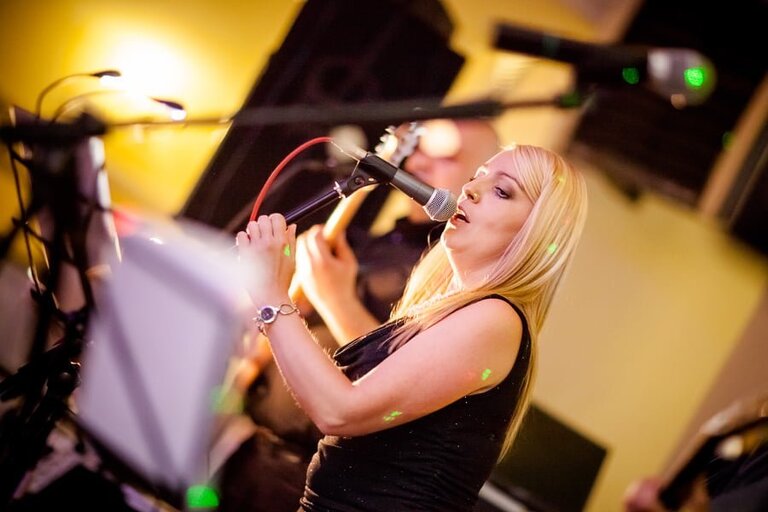 Anna i Jacek Bieniek; fotograf slubny slask; dwoje fotografow na slub; fotografowie slubni slask; fotograf slubny bielsko; fotografia slubna bielsko, reportaz slubny, www.magiaobrazu.com, zdjecia slubne, fotoreportaz slubny; fotograf pszczyna; zdjecia slubne bielsko, dom weselny bartek, wesele w bartku bielsko,