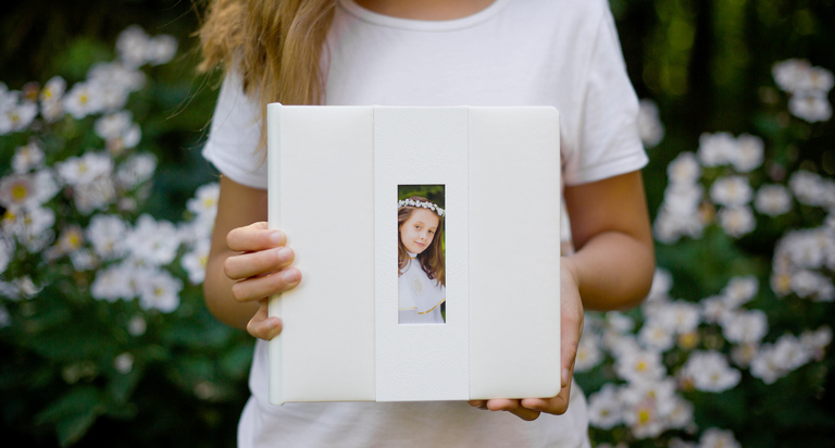fotoksiazka, fotoalbum komumijny, ekskluzywna ksiazka komunijna,album komunia, album z komunii fotograf, sesje komunijne, pamiatka z komunii album fotograficzny, fotoalbumy w bialej ekoskorze,
