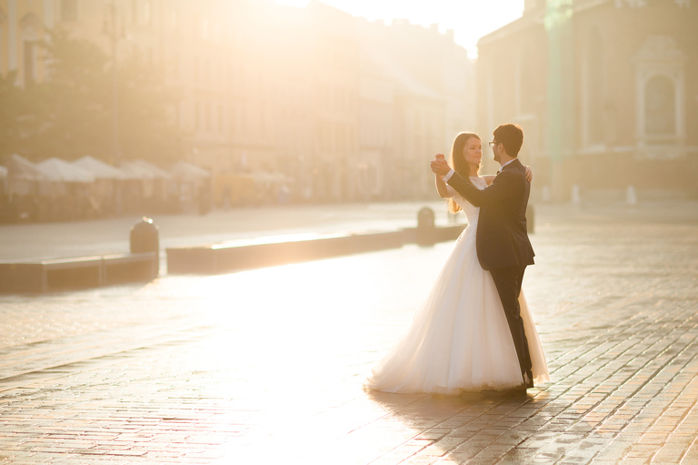 plener slubny na rynku w krakowie, sesja slubna na krakowskim rynku, sesja slubna o swicie, plener slubny o swicie, fotografia slubna krakow, zdjecia slubne krakow, fotograf slubny krakow, dwoch fotografow na slub, zdjecia slubne cieszyn, sesja slubna na wawelu, plener slubny wawel, fotografia slubna cieszyn